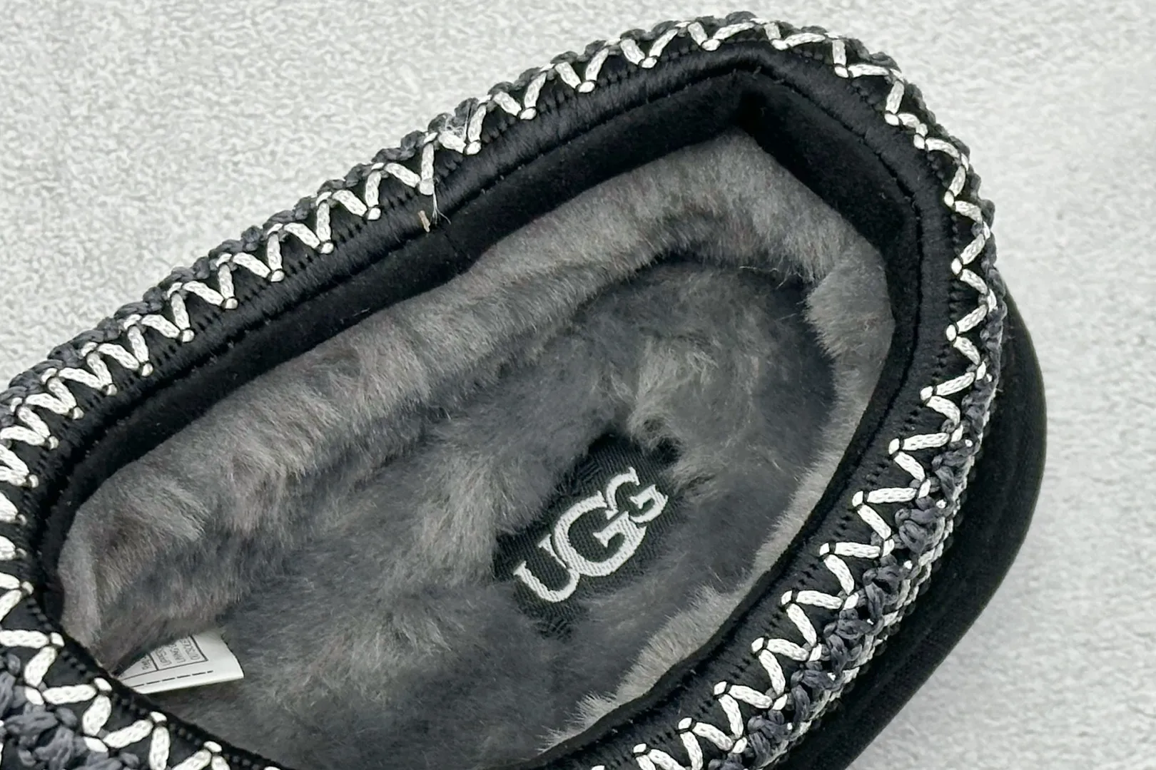 🐲💰 520 support store UGG Tasman ethnic style half slippers, Xiaohongshu hot style. This style is conceived based on the colorful traditional Chinese costume culture, exquisite craftsmanship, unique style and unique style. It fully demonstrates the style of this nation and has become the most popular fashion element in the world! Sheep fur is integrated with high quality to keep warm and lock in heat. Made of TPU molded suede upper material. Built-in artificial curly wool plush lining and insole. Choose 10mm UGGPURE™ implanted wool lining and removable UGGPURE™ implanted wool insole. Item No.: 5955 Size: 35-44. It is recommended to choose one size larger.